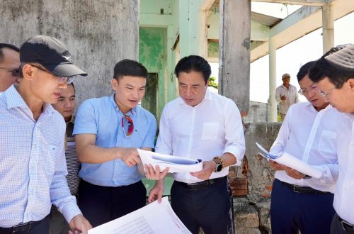 Chủ tịch UBND thành phố Huế Nguyễn Khắc Toàn cùng đoàn công tác khảo sát cảnh quan đầm phá, làng chài khu vực Lăng Cô - An Cư Đông.