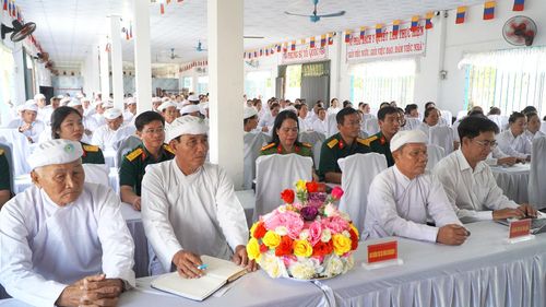 Chức sắc, chức việc Hội thánh Cao Đài Bạch Y trên địa bàn tỉnh được bồi dưỡng kiến thức quốc phòng và an ninh năm 2026. Ảnh: TRÚC LINH
