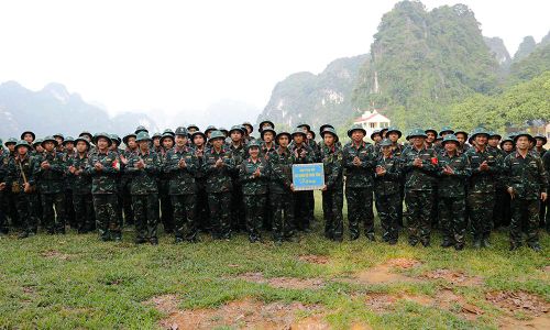  Đại tá Phương Nam Ký và các hội viên phụ nữ trao quà động viên chiến sĩ mới. 