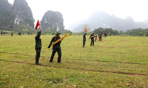  Các chiến sĩ mới thực hành đánh thuốc nổ tại thao trường. 