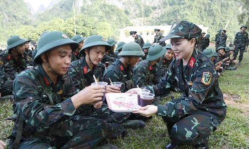  Những cốc nước mát được hội viên phụ nữ trao cho chiến sĩ mới. 