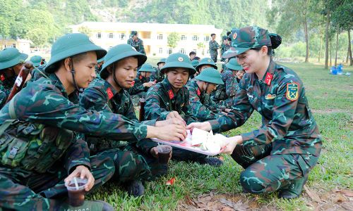  Hoa quả tươi góp phần bổ sung năng lượng để chiến sĩ mới hoàn thành tốt các bài kiểm tra. 