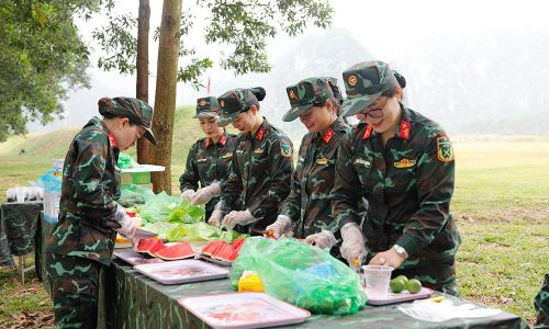  Chị em hội viên chuẩn bị hoa quả tươi phục vụ chiến sĩ mới tại thao trường. 