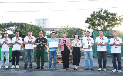 Phó Chủ tịch UBND thành phố Nguyễn Thị Anh Thi (thứ 5, bên phải sang) tặng quà động viên đội Việt Nam 1 trước thềm đêm thi khai mạc DIFF 2026.