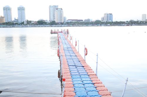 Hệ thống cầu phao tại vị trí mặt trước khán đài trên sông Hàn làm lối thoát hiểm. Ảnh: NGỌC HÀ