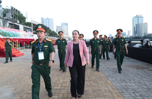 Phó Chủ tịch UBND thành phố Nguyễn Thị Anh Thi kiểm tra, rà soát khu vực sân khấu và khán đài pháo hoa. Ảnh: NGỌC HÀ