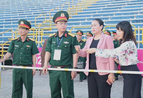 Phó Chủ tịch UBND thành phố Nguyễn Thị Anh Thi (thứ 2, bên phải sang) kiểm tra hệ thống cầu phao. Ảnh: NGỌC HÀ