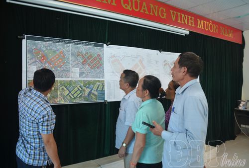Người dân phường Điện Biên Phủ tìm hiểu quy hoạch chi tiết xây dựng tỷ lệ 1:500 dự án khu dân cư đô thị Him Lam 7.