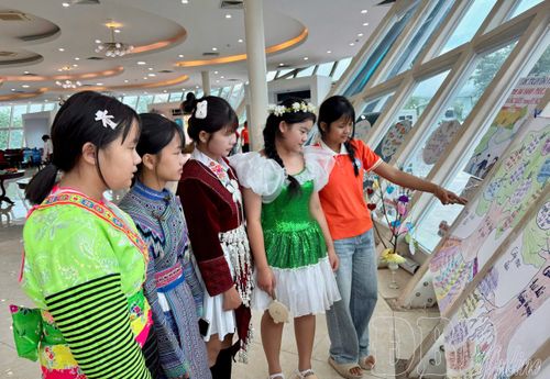Trẻ em xã Pú Nhung tham quan, xem tranh trưng bày tại lễ phát động.