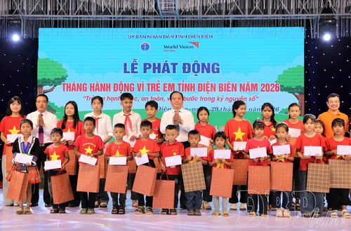 Lãnh đạo UBND tỉnh, Sở Y tế tặng quà cho các em nhỏ có hoàn cảnh khó khăn.