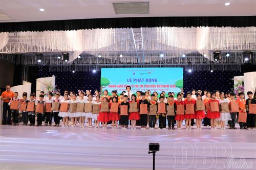Đại diện lãnh đạo Sở Y tế, Tổ chức Tầm nhìn thế giới tặng quà các em nhỏ có hoàn cảnh khó khăn.