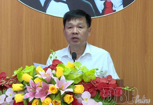 Tiến sĩ Lê Tiến Dũng, Quyền Hiệu trưởng Trường Chính trị tỉnh trình bày báo cáo đề dẫn tại tọa đàm.