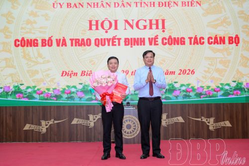 Phó Chủ tịch Thường trực UBND tỉnh Lò Văn Cương trao Quyết định tiếp nhận và bổ nhiệm Phó Chánh Văn phòng UBND tỉnh đối với đồng chí Phạm Hồng Phong.