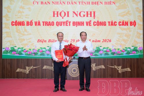 Phó Chủ tịch UBND tỉnh Nguyễn Minh Phú trao Quyết định bổ nhiệm Phó Chánh văn phòng UBND tỉnh đối với đồng chí Trịnh Văn Hiền.