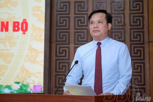 Phó Chủ tịch Thường trực UBND tỉnh Lò Văn Cương phát biểu giao nhiệm vụ.