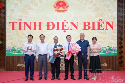 Đại biểu các sở, ngành, đơn vị chúc mừng hai Phó Chánh Văn phòng UBND tỉnh.