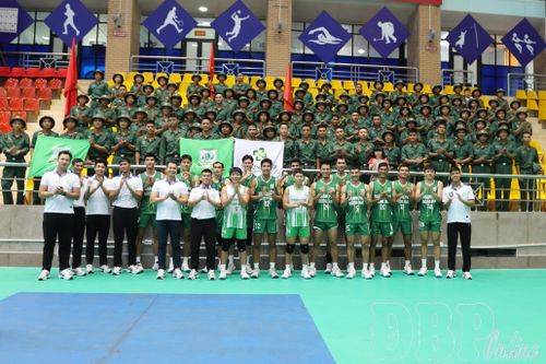 Ban huấn luyện và vận động viên đội thành phố Đồng Nai ăn mừng chiến thắng cùng khán giả là chiến sĩ lực lượng vũ trang.
