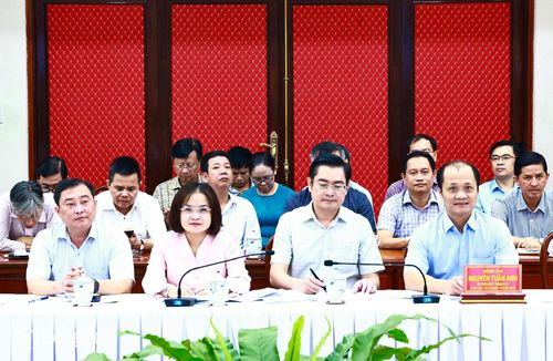 Lãnh đạo UBND thành phố và các sở, ngành, xã, phường dự hội nghị. Ảnh: Công Nghĩa