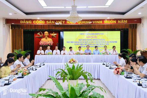 Các cơ quan, đơn vị, địa phương của thành phố ký cam kết thực hiện Chương trình hành động của UBND thành phố. Ảnh: Công Nghĩa