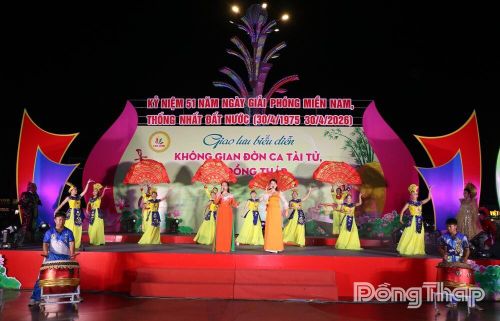 Chương trình biểu diễn Không gian đờn ca tài tử và Hò Đồng Tháp với chủ đề “Khúc hoan ca” do UBND phường Cao Lãnh phối hợp Câu lạc bộ Văn học - Nghệ thuật phường Cao Lãnh tổ chức.