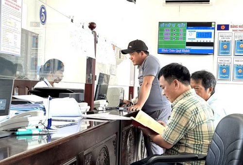  Người dân làm thủ tục hành chính về đất đai tại Trung tâm Phục vụ hành chính công phường Bình Định. Ảnh: N.H 