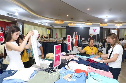 Nhiều du khách tham quan, mua sắm tại chương trình.