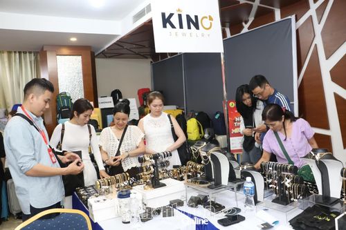 Đông đảo người dân và du khách tham quan, mua sắm.
