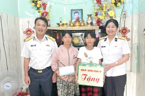 Đoàn công tác Lữ đoàn 101 trao quà hỗ trợ con ngư dân.