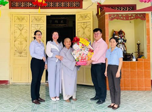 Lãnh đạo phường thăm, tặng quà tu viện Quan âm.
