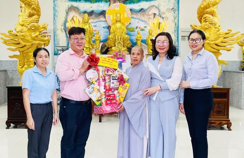 Lãnh đạo phường thăm, tặng quà chùa Quang Minh.