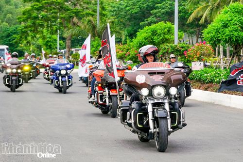 Đoàn biker Trung Quốc trên hành trình đến với Quảng trường 2 tháng 4.