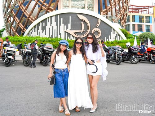 Nhiều người dân đã đến tham quan, chụp hình check-in cùng các mẫu xe tại Nhà hát Đó.