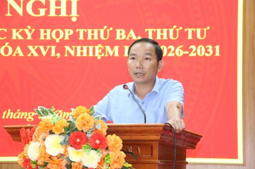 Đại diện lãnh đạo xã giải trình ý kiến, kiến nghị của cử tri. 