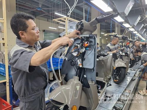 Công nhân Công ty TNHH MTV Xe Điện DK Việt Nhật lắp ráp xe điện