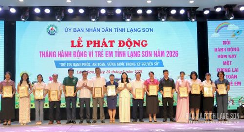Lãnh đạo UBND tỉnh và lãnh đạo Sở Y tế trao giấy ghi nhận những tấm lòng vàng cho các tập thể, cá nhân, doanh nghiệp đóng góp kinh phí ủng hộ Quỹ Bảo trợ trẻ em tỉnh năm 2026
