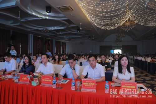Các đại biểu tham dự buổi lễ