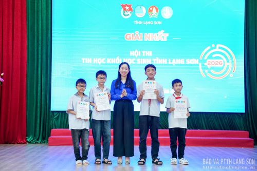 Ban tổ chức trao giải cho các thí sinh đạt giải nhất