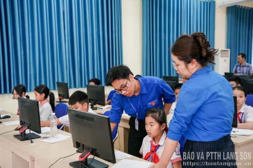 Các tình nguyện viên hỗ trợ thí sinh dự thi