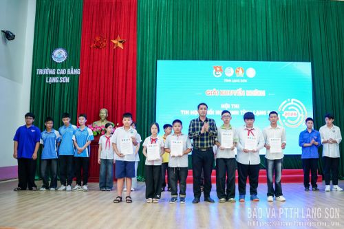 Ban tổ chức trao giải cho các thí sinh đạt giải khuyến khích