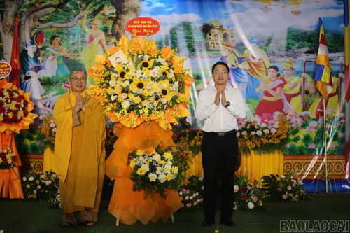 Lãnh đạo Ủy ban Mặt trận Tổ quốc Việt Nam tỉnh tặng hoa chúc mừng chùa Linh Long.