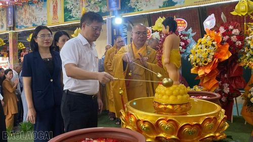 Đại đức Thích Trung Kính - Phó Trưởng Ban Trị sự Giáo hội Phật giáo Việt Nam tỉnh, trụ trì chùa Linh Long cùng các đại biểu thực hiện nghi lễ tắm Phật đản sinh.