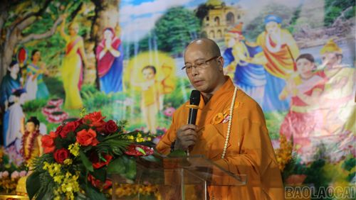 Thượng tọa Thích Minh Huy - Phó Trưởng Ban Thường trực Ban Trị sự Giáo hội Phật giáo Việt Nam tỉnh tuyên đọc thông điệp Phật đản Phật lịch 2570.