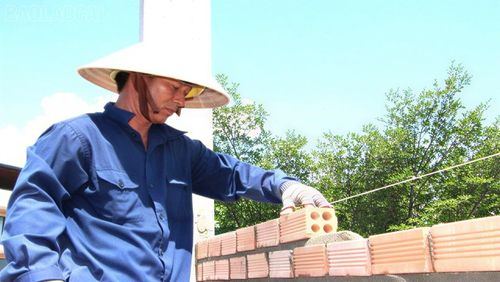 Làm việc trong điều kiện thời tiết khắc nghiệt.