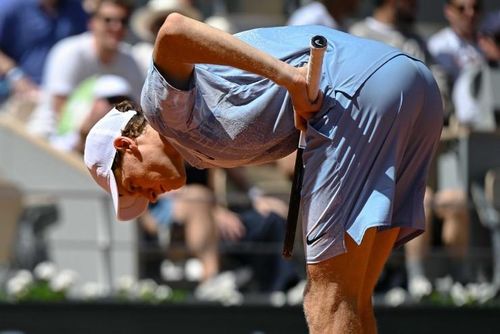 Sinner gây sốc khi bị loại tại vòng 2 Roland Garros sau khi dẫn trước 2 set  - Báo Lâm Đồng