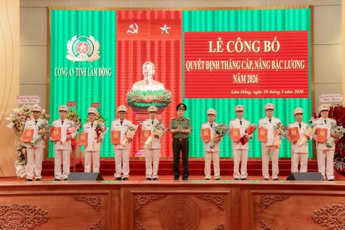 Đại tá Trần Văn Mười, Phó Giám đốc Công an tỉnh trao quyết định thăng cấp bậc hàm cho lãnh đạo một số phòng nghiệp vụ