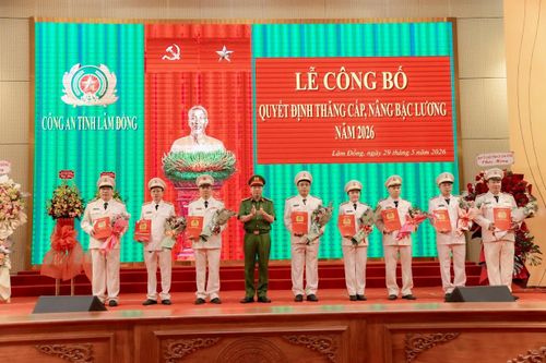 Đại tá Nguyễn Tường Vũ, Phó Giám đốc Công an tỉnh trao quyết định thăng cấp bậc hàm cho lãnh đạo một số phòng nghiệp vụ