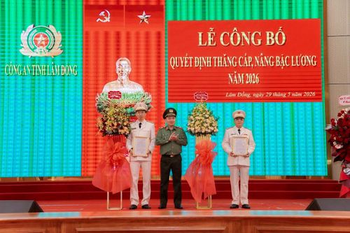 Thiếu tướng Trương Minh Đương, Giám đốc Công an tỉnh trao quyết định của Bộ trưởng Bộ Công an cho 2 đồng chí Phó Giám đốc
