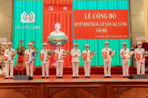 Đại tá Huỳnh Ngọc Liêm, Phó Giám đốc Công an tỉnh trao quyết định thăng cấp bậc hàm cho một số lãnh đạo phòng nghiệp vụ