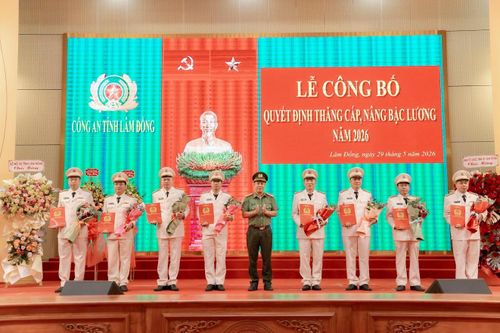 Đại tá Nay Gia Phú, Phó Giám đốc Công an tỉnh trao quyết định cho chỉ huy công an xã, phường