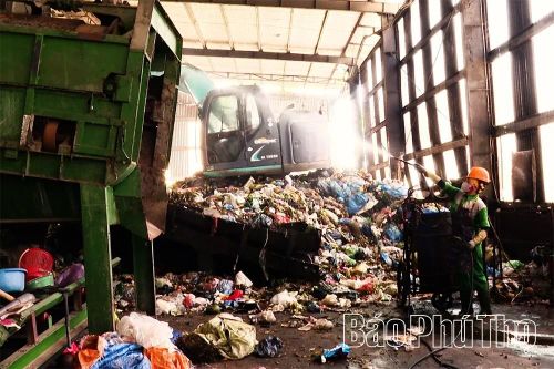 Rác thải sau khi đưa về Nhà máy xử lý môi trường Trung Nguyên được phun men vi sinh khử khuẩn trước khi phân loại, xử lý.